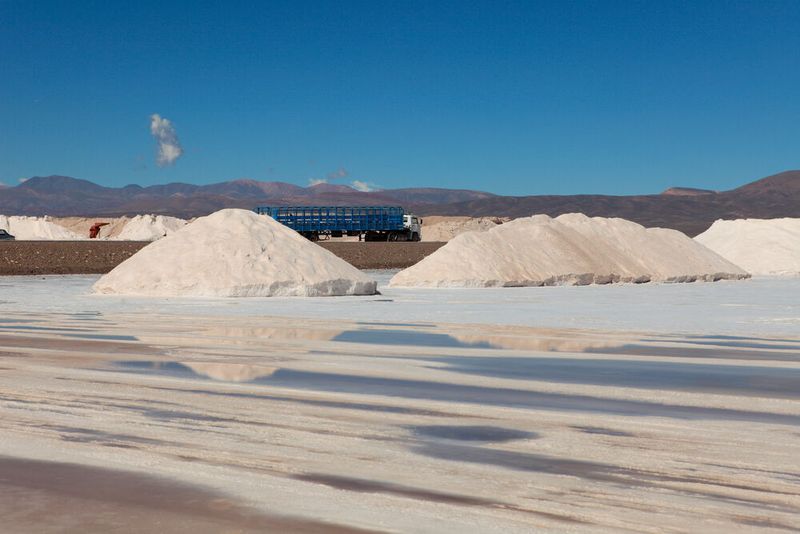 Lithiumabbau in der Wüste Salar de Atacama in Chile. Lithiumabbau in der Wüste Salar de Atacama in Chile.