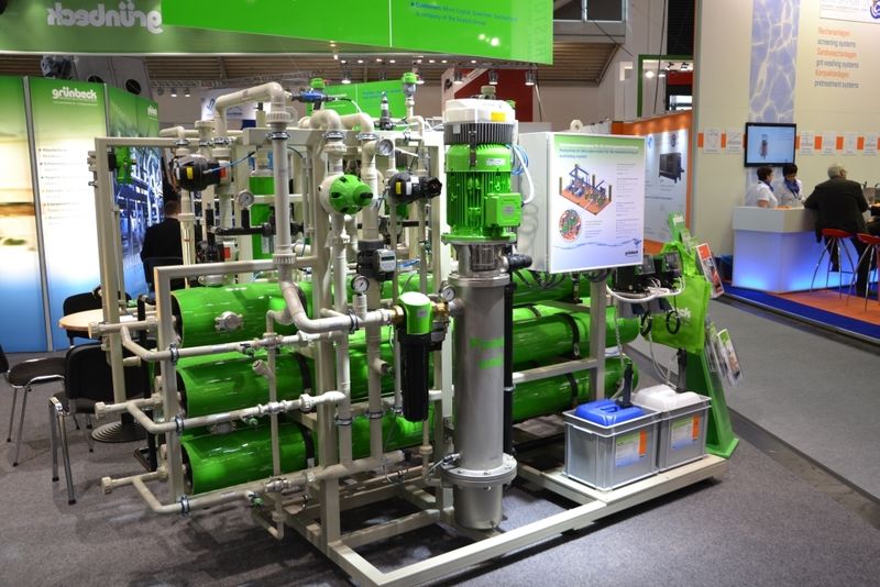 Dieses Exponat von Grünbeck Wasseraufbereitung stellt Reinstwasser für die Schwingquarzherstellung mittels zweistufiger Umkehrosmose her. Die Leistung beträgt zwei mal fünf Kubikmeter pro Stunde. (Bild: PROCESS)