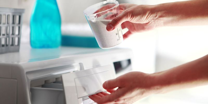 Aminopolyphosphonate werden in Waschmitteln als Komplexbildner eingesetzt zur Enthärtung des Wassers und Verstärkung der Reinigungswirkung. Nun haben Forschende festgestellt, dass sie im Abwasser zu Glyphosat und verwandten problematischen Stoffen umgesetzt werden.(Bild: ©  Sergiy Serdyuk - stock.adobe.com)