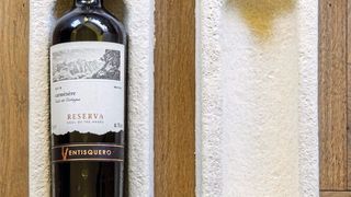 Pilze und Wein? Ein absolutes No-Go! Drumherum aber, als clevere Verpackungsalternative, machen sie beziehungsweise Produkte aus den fadenförmigen Pilzzellen (Myzel) eine gute Figur. (Grown.bio)