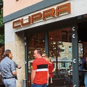Der Cupra-Store soll die Laufkundschaft in und aus der Fußgängerzone ansprechen.(Bild:  Feser-Graf)