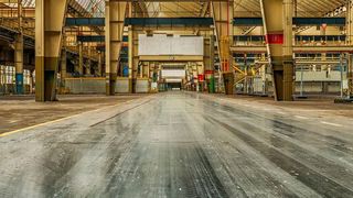 Die Produktionshallen der Zukunft sollen trotz Digitalisierung und Industrie 4.0 nicht menschenleer werden, sagt die Wissenschaftliche Gesellschaft für Produktionstechnik. (gemeinfrei)