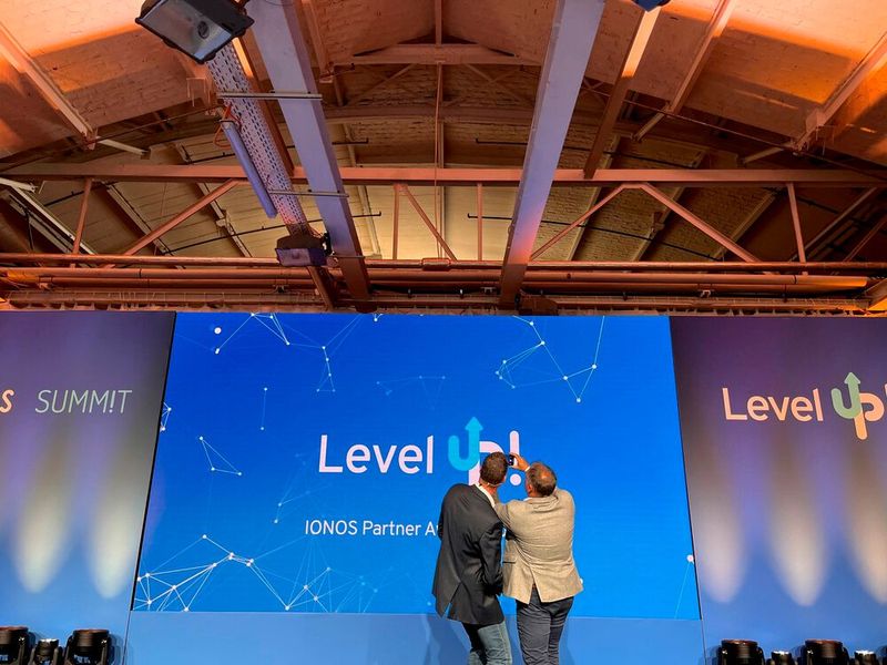 Vor der offziellen Award-Verleihung gibt es es erst mal das obligatorische Selfie mit Heiko Binder (l.) und Claudio Serano von IONOS. (Bild: Vogel IT-Medien GmbH)