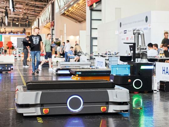 Bosch Rexroth, DPM Daum + Partner Maschinenbau, EK Robotics, das Fraunhofer-IML, Kuka, Omron Electronics und Safelog stellen die gemischte Flotte aus mobilen Robotern für das Mesh-up 2025.(Bild:  Messe München GmbH)