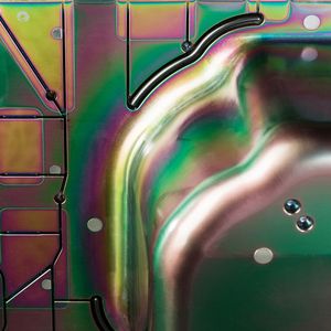 Der Grund, warum Siebenwurst das Spritzgießwerkzeug für die Herstellung von Laderaummulden für den EQS mit Balinit Croma Plus beschichtet hat, ist, dass man damit Polypropylen mit 50 Prozent Glasfaserverstärkung verarbeitet – eine abrasive Sache! Die Schicht trotzt aber dem permanenten Angriff.(Bild:  Oerlikon Balzers)