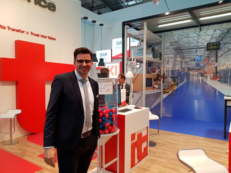 b>itelligencee	  itelligence zeigte verschiedene Anwendungsszenarien der Industrie 4.0 aus den Bereichen Logistik, Instandhaltung, Analytics und Produktion.  Mehr Informationen unter itelligencegroup.com (Bild: Vogel Communications Group)