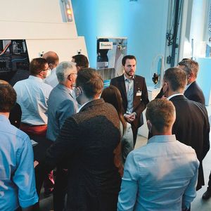 Rückblick! Insider-Event der Wasserstoff-Community – 70 Teilnehmer sahen sich 2022 beim 3. Laserkolloquium Wasserstoff LKH2 im 300 Quadratmeter großen Wasserstofflabor des ILT die Serienproduktion von Elektrolyseuren und Brennstoffzellen an. Am 19. und 20. September 2023 ist das nächste Event.(Bild:  Fraunhofer ILT)