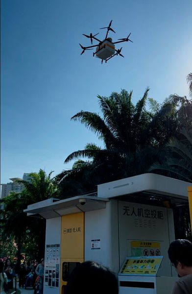 Abbildung 10: Und dann das: Hier liefert eine Drohne die am Kiosk aufgegebene Bestellung des Nachmittags-Snacks bei diesem ab. Partner sind Restaurants und Cafés, Imbissverkäufer ... die die Bestellung ebenfalls bekommen und die Drohnenlieferung fertigstellen.  (Bild: uo/ Vogel IT-Medien GmbH)