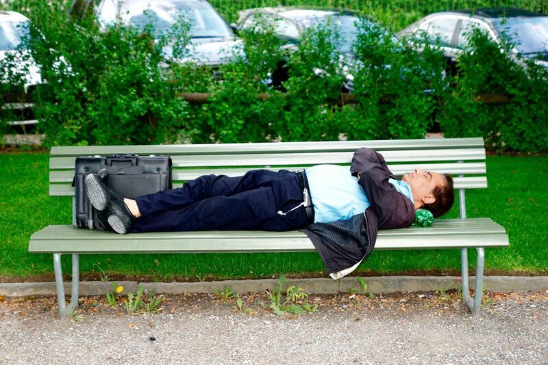 Der 28. Februar ehrt das Schlafen in der Öffentlichkeit, das man in den USA heute mit dem Schlaf-in-der-Öffentlichkeit-Tag (National Public Sleeping Day) feiert.  (gemeinfrei)