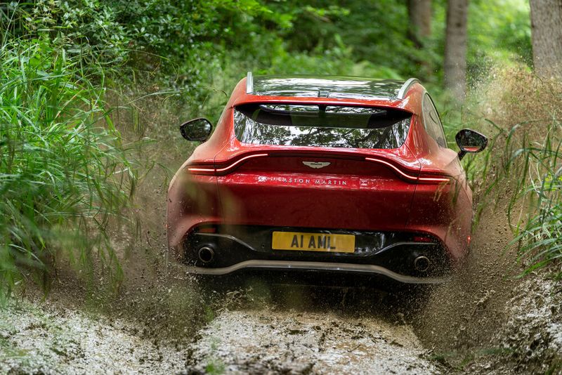 Mit aufgeblasener Luftfeder und knapp fünf Zentimetern mehr Bodenfreiheit kommt er mühelos durch Schlamm und Steine. (Bild: Aston Martin)