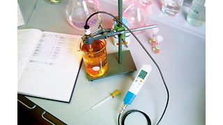 Abb.1: pH-Messungen
gehören im
Labor zu Standardtätigkeiten,
bieten aber
trotzdem ein
hohes Fehlerpotenzial. (Archiv: Vogel Business Media)