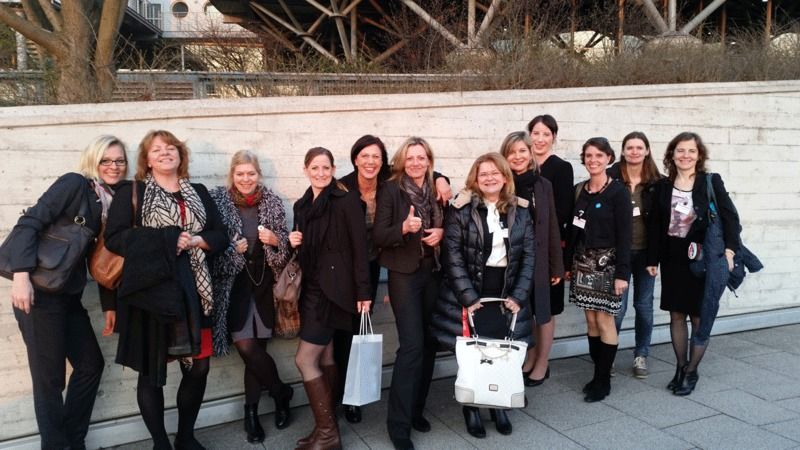 Die Teilnehmerinnen auf dem Weg zur BITKOM Executive Night (Bild: Vogel IT-Akademie)