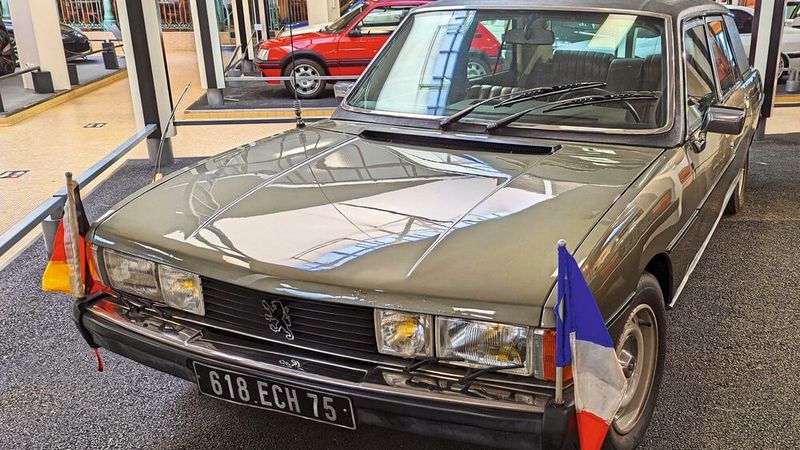 Der 604 basierte auf dem 504 und war Peugeots erstes Modell der oberen Mittelklasse seit 1931 und Nachfolger des Peugeot 601. Die Franzosen bauten ihn von 1975 bis 1986. Als Antrieb dient in erster Linie der „Europa-V6“, eine Gemeinschaftsentwicklung von Peugeot, Renault und Volvo. (Bild: Peugeot)