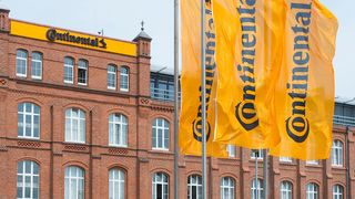 Continental Werk Hannover: Aus Benecke-Kaliko und Hornschuch wird Continental: Das Technologieunternehmen nimmt Fahrt bei der Integration auf und nutzt künftig die starke Konzernmarke Continental zur Erschließung neuer Absatzmärkte für Oberflächenmaterialien sowie zum Ausbau der Bekanntheit in bestehenden Märkten. (Continental)