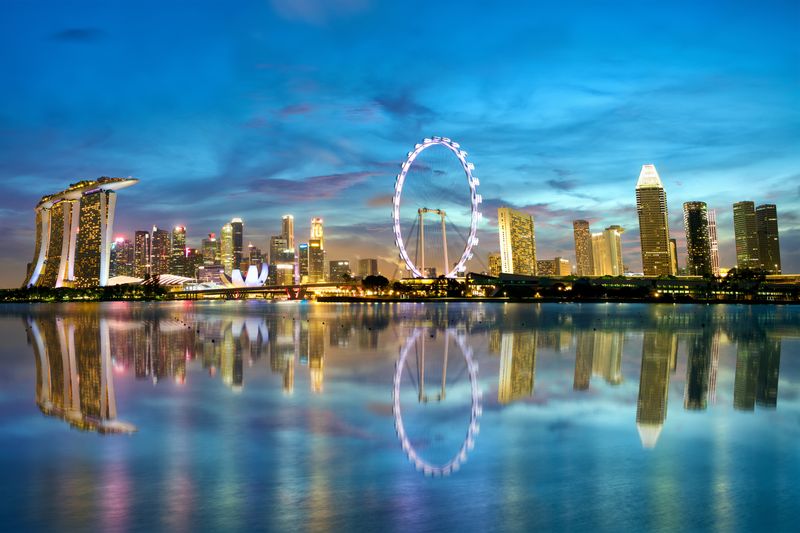 In Singapur steht das vierthöchste Riesenrad: Singapore Flyer erreicht eine Höhe von 150 bis 165 Meter. (Bild: © Oleksandr Dibrova – stock.adobe.com)