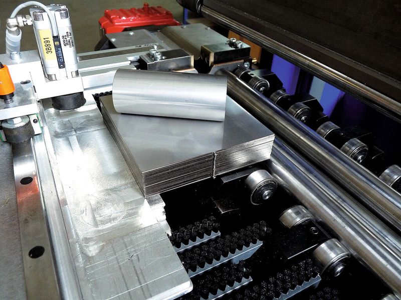 Die Blechzuschnitte werden manuell oder auch automatisiert auf den Zuführtisch gelegt, der den Zuschnitt zentriert und zwischen die Oberwalze und die Unterwalze transportiert. (Bild: Weil Technology)