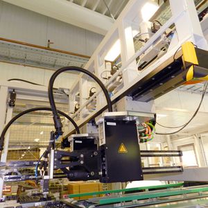 Bild 1: Handlingsystem im Überkopfeinsatz bei einem Automobilzulieferer.