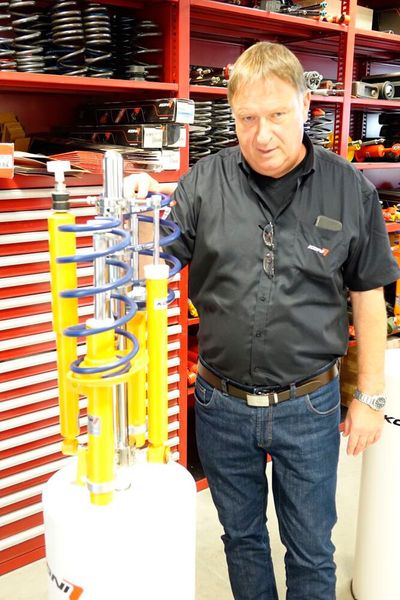 Markus Albert, Sales- und Marketing-Manager Aftermarket D/A/CH/PL bei Koni, mit den „Gelben“. Diese Farbe charakterisiert bei Koni die Sportvariante. Die „Roten“ sind die Dämpfer für den Serienersatz. (Bild: Dominsky/»kfz-betrieb«)