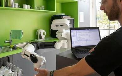 Herumliegende Kartonagen, unachtsam abgestellte Lastenräder oder vom Hubwagen herabgefallene Bauteile versperren den Weg. Robotische Transportsysteme mit starren Routen stehen dann vor einer unlösbaren Aufgabe, die intelligente Teams flexibel bewältigen könnten. KI-Technologien eröffnen neue Dimensionen der Zusammenarbeit von Menschen und Robotern, aber auch von robotischen Teamplayern untereinander. Eingesetzt werden könnten diese in der industriellen Fertigung, in der Logistik sowie in der ambulanten oder stationären Versorgung Pflegebedürftiger. In einem intralogistischen Anwendungsszenario werden unterschiedliche robotische Systeme zu einem multifunktionalen Team aus bodengebundenen Robotern und Drohnen integriert. Aufgabe ist es, ein Objekt an ein bestimmtes Ziel zu bringen. Dazu muss das robotische Team einen dynamischen Parcours mit unterschiedlichen Hindernissen an wechselnden Positionen meistern. Kann der Transportroboter den Hindernissen nicht sinnvoll ausweichen, weil seine integrierte Sensorik baulich bedingt die Gesamtsituation nicht erfassen kann, dann wird eine Drohne hinzugezogen, die die Lage aus der Vogelperspektive einschätzt und so die Logistikplattform auf dem besten Weg ans Ziel navigiert. Findet das robotische Team keine Lösung, kommt der Mensch ins Spiel. Er ist in der Lage, die Situation holistisch zu bewerten und über ein virtuelles Abbild – einen digitalen Zwilling – einzugreifen. Über eine HoloLens weist er dem Roboter den Weg. Für die Realisierung der Live-Demonstration auf der Hannover Messe 2020 (Halle 25, Stand E11) greift das DFKI Kaiserslautern auf Technologien zurück, die es in seinem Labor für Mensch-Roboter-Kollaboration (MRK 4.0) entwickelt.   (Bild: DFKI)