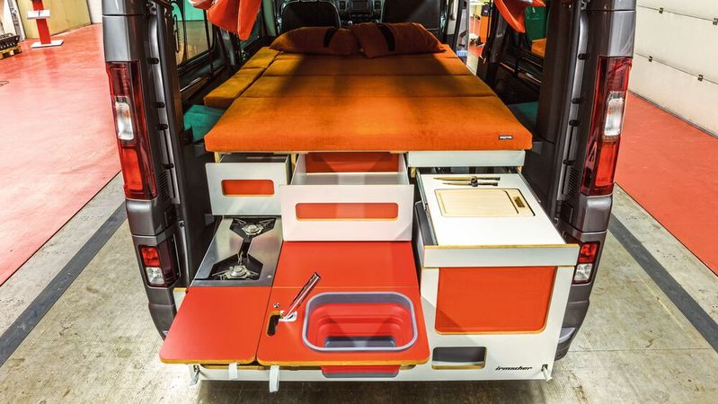 Mit Einbauten wie der I-Box vom Irmscher lassen sich Vans und Kleintransporter schnell und reversibel in Mini-Wohnmobile verwandeln.(Bild:  Jast Photografie)