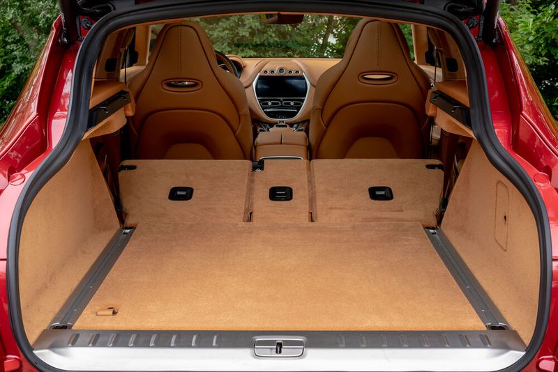 Der Kofferraum hat eine Volumen von 600 Litern. (Bild: Aston Martin)