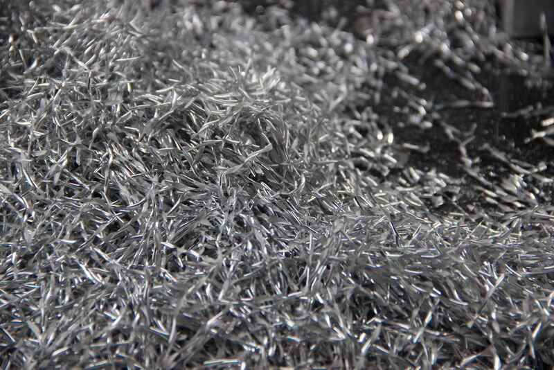 Möglichst kleine Späne gilt es bei der Aluminiumzerspanung zu erzeugen. Eine Eigenschaft, die etwa der sogenannte Wechselnschnittfräser von Datron mit sich bringt. Hier der Beweis. (Königsreuther)