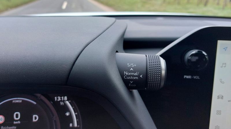 8. Die Fahrmodi: Wie sich die Fahrmodi steuern lassen, ist je nach Hersteller sehr unterschiedlich. Lexus hat sich für einen etwas ungewöhnlich platzierten Drehschalter entschieden.  (Bild: Mauritz – VCG)
