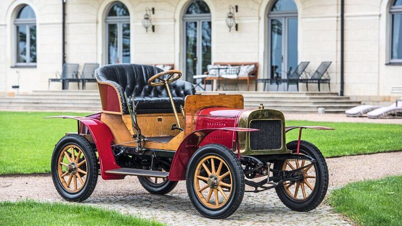 Das erste Automobil aus Mladá Boleslav: Am 27. Dezember 1905 wurde die Laurin & Klement Voiturette A der Öffentlichkeit vorgestellt. Der Zweisitzer mit einem Zweizylinder-Motor und einem Liter Hubraum erreichte eine Spitzengeschwindigkeit von 40 km/h. (Skoda/Homolka)