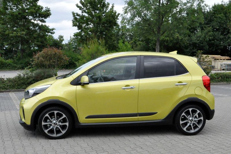 Mit Metalliclackierung, Kia-Kartennavigation und autonomen Notbremsassistenten kostet unser Testwagen 18.860 Euro. (Bild: Simon / »kfz-betrieb«)