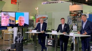 Diskutierten über wichtige Branchenthemen: (v.l.) Reinhard Houben (FDP), Joachim Damasky (VDA, jeweils via Liveschalte), Karsten Schulze (VDA), Wilhlem Hülsdonk (ZDK) und Detlef Braun, Geschäftsführer Frankfurter Messe. (Bild: Pfaff/»kfz-betrieb«)