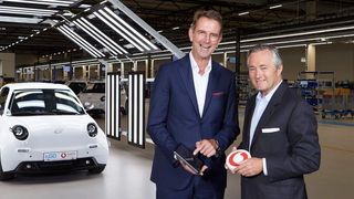 E.Go setzt auf 5G (v.l.): Prof. Schuh, CEO E.Go Mobile AG und Hannes Ametsreiter, CEO Vodafone Deutschland.  (Vodafone / Valéry Kloubert)