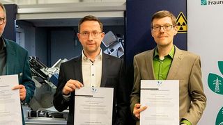 Dr. Michael Hippler, Dr. Christian Reimann and Dr. Christian Kranert were honored with the Georg Waeber Innovation Award 2023. (Source: Fraunhofer IISB)