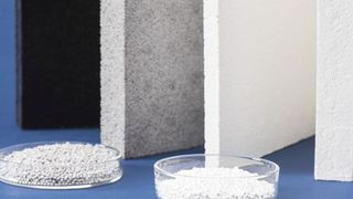 Der erste Partikelschaum, bestehend aus diversen Polyamiden, überzeugt laut BASF mit neuen Eigenschaften: hoher Temperaturbeständigkeit, einer vergleichsweise hohen Steifigkeit und Festigkeit sowie einer gute Chemikalienbeständigkeit gegen Kraft- und Schmierstoffe sowie Öle. Die geschlossenzellige Schaumstruktur sorge auch für eine bisher unerreichte Druckfestigkeit. (BASF)