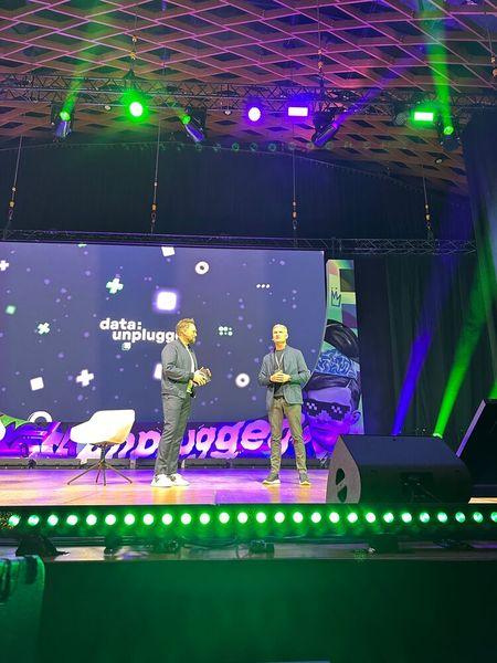 Moderator Steven Gätjen mit Formel Eins Legende David Coulthard, der von dem Einsatz von 