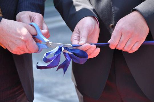 Gemeinsamer „Scherenschnitt“ in Hannover. (Archiv: Vogel Business Media)
