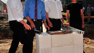 Der erste Stein ist gelegt: (v.li.) Joachim Kuhn (Kfz-Gewerbe Hessen), Thomas Holler und Claus Kapelke (beide Kfz-Innung Frankfurt-Main-Taunus) sowie Architekt Ralf Lambert. (Zietz/»kfz-betrieb«)