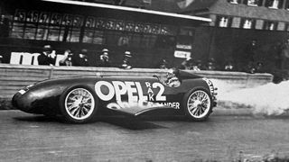 Vor rund 3.000 Zuschauern erreichte Fritz von Opel in seinem RAK 2 auf der Avus in Berlin eine Geschwindigkeit von 238 km/h – Rekord. (Bild: Opel/Stellantis)