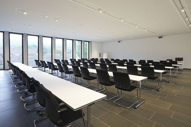 Lichtdurchflutete und mit modernster Technik ausgestattete Schulungs- und Seminarräume bieten eine optimale Lernatmosphäre. (Bild: Hörmann)