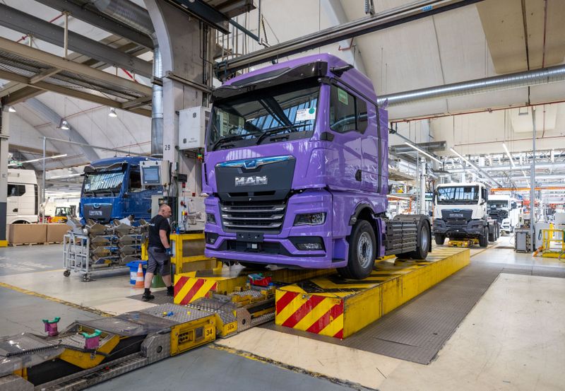 Nach dem Aufsetzen des Fahrerhauses wird der fast fertige Truck mit den benötigten Medien befüllt und die Räder werden montiert. Außerdem erfolgen die sogenannte End-of-Line-Parametrierung und Tests des Trucks. (Bild: MAN)