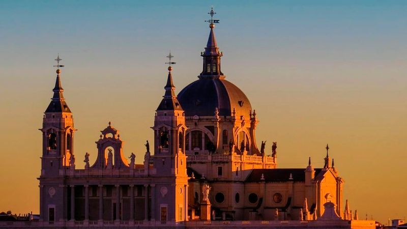Die Almudena-Kathedrale im Herzen Madrids bei Sonnenunterganz. Etwa 15 Kilometer östlich der spanischen Hauptstadt steh der Campus „MAD-1“ von Iron Mountain.(Bild:  Madrid /Phil Fiddyment / CC BY 2.0)