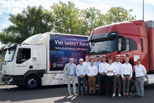 Prüfung bestanden: Die Partner des Forschungsprojekts „DRivE“ vor dem Elektro-Lkw und dem LNG-Truck, mit denen die entwickelte Routing-Software für Nutzfahrzeuge mit alternativen Antriebsarten im Realbetrieb getestet wurde.(Bild:  PEM RWTH)