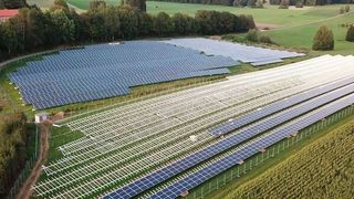Erneuerbarer Strom, dezentral erzeugt, sei der wichtigste Energieträger. Auf diese Weise können 90 Prozent des zukünftigen Energiebedarfs gedeckt und der Primärenergiebedarf in Deutschland bis 2045 um 40 Prozent gesenkt werden, so der ZVEI. (Bild: gemeinfrei)