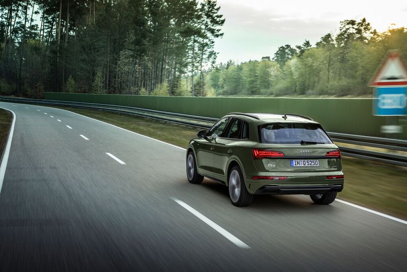 Alle Vierzylinder erhalten Mildhybridtechnik auf 12-Volt-Basis, für die Sechszylinder gibt es die Elektro-Unterstützung mit 48 Volt. (Bild: Audi)