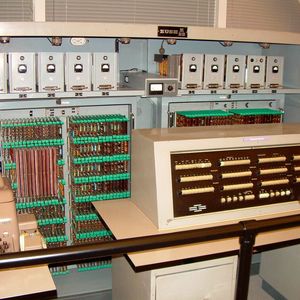 Der erste frei programmierbare Computer ist heute legendär: Der Zuse Z1 enthielt bereits alle wesentlichen Komponenten moderner Computer wie Programmsteuerung, Speicher, Gleitkommaarithmetik und Mikrosequenzen. Die einzelnen Komponenten wurden durch mechanische Schaltglieder realisiert, für die der Erfinder Konrad Zuse 1936 ein Patent  erhielt. Der Z3, die Weiterentwicklung des Z1, gilt als der erste funktionsfähige, frei programmierbare, auf dem binären Zahlensystem und der binären Schaltungstechnik basierende Computer. (Bild:  Computer Museum: Zuse Z23 /Carlo Nardone / CC BY-SA 2.0)