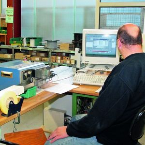 Gearbeitet wird in den Harz-Weser-Werkstätten in der Metall-, Holz- und Textilverarbeitung, im Elektronikbereich, in der Montage und Verpackung sowie in der Herstellung von Werbemitteln. Dazu kommen Dienstleistungsangebote wie Floristik, Garten- und Landschaftspflege, Großküche, Logistik und Wäscherei.