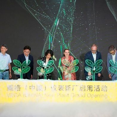 Ende Mai wurde das neue Werk in Jiaxing feierlich eröffnet. Mit dabei waren die geschäftsführende Gesellschafterin Isabel Grieshaber (Dritte von rechts), der Geschäftsführer Markus Kniesel (Zweiter von rechts) und Christoph Siegel (rechts), der bei VEGA in Schiltach für die Bereiche Sales, Customer Services, Product Management, Information Management und IT zuständig ist. (Bild: Vega)