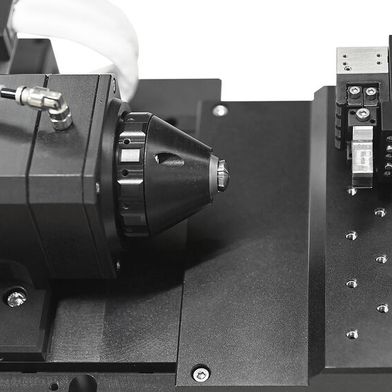 Die LaserTurn 160 Gen 2 ist ein integriertes Linear-Rotations-System für die zylindrische Laserbearbeitung in der Medizintechnik. Direkt angetriebene Achsen, automatisiertes Materialhandling und Laser-Nassschneiden sind in einer kompakten Plattform vereint. (Bild: Aerotech)