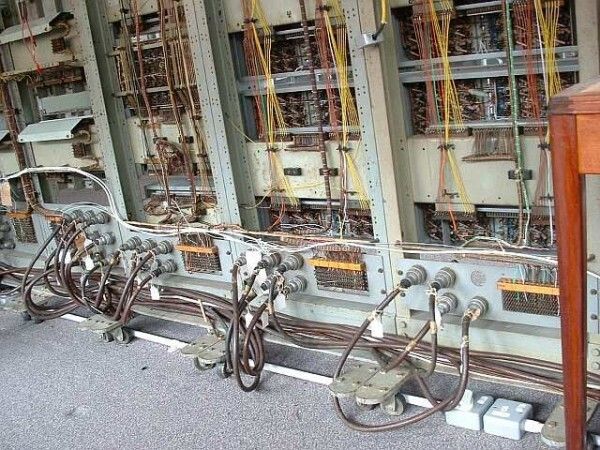 WITCH während der Restaurierungsarbeiten 2010: Verkabelung auf der Rückseite (Bild: TNMOC)