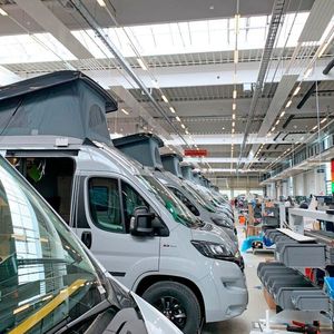Allein in der knapp 15.000 Quadratmeter großen Hymer-Fertigungshalle sind 16 Werma-CO2-Ampeln installiert. Rechtzeitiges Lüften sorgt im Übrigen nicht nur für den Gesundheitsschutz, sondern fördert auch die Konzentrations- und Leistungsfähigkeit der Belegschaft. 