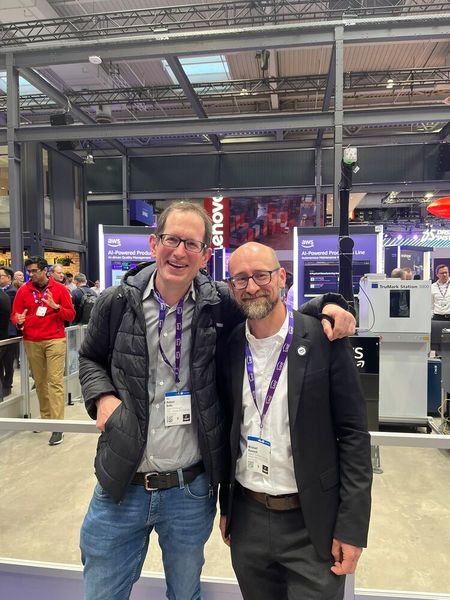 Gute Laune bei Robert Belle und Michael Hanisch am Stand von AWS. (Bild: Vogel IT-Medien)